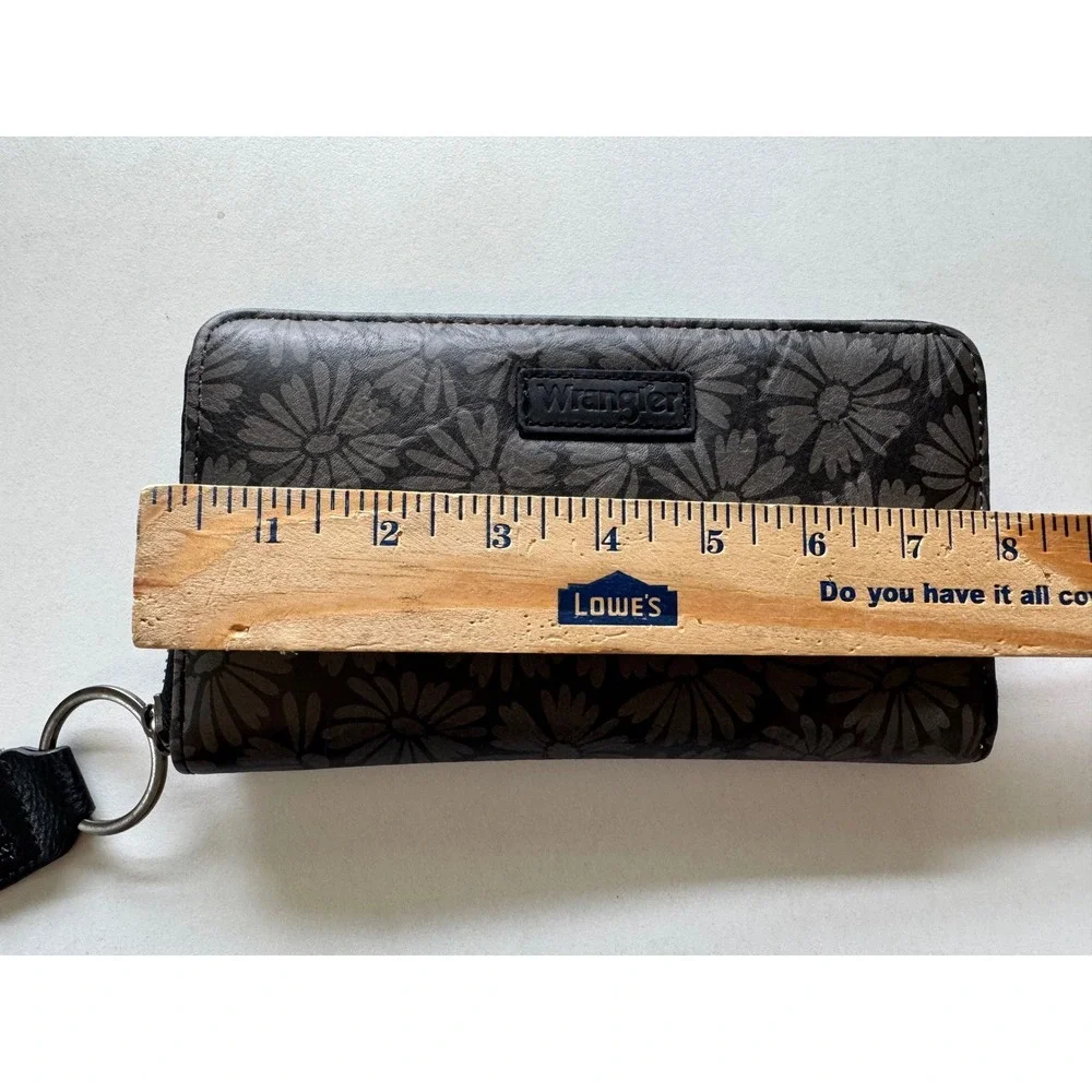 Wrangler Womens Black Daisy Floral Zip Around Wristlet Wallet‎ Many Pockets NEW